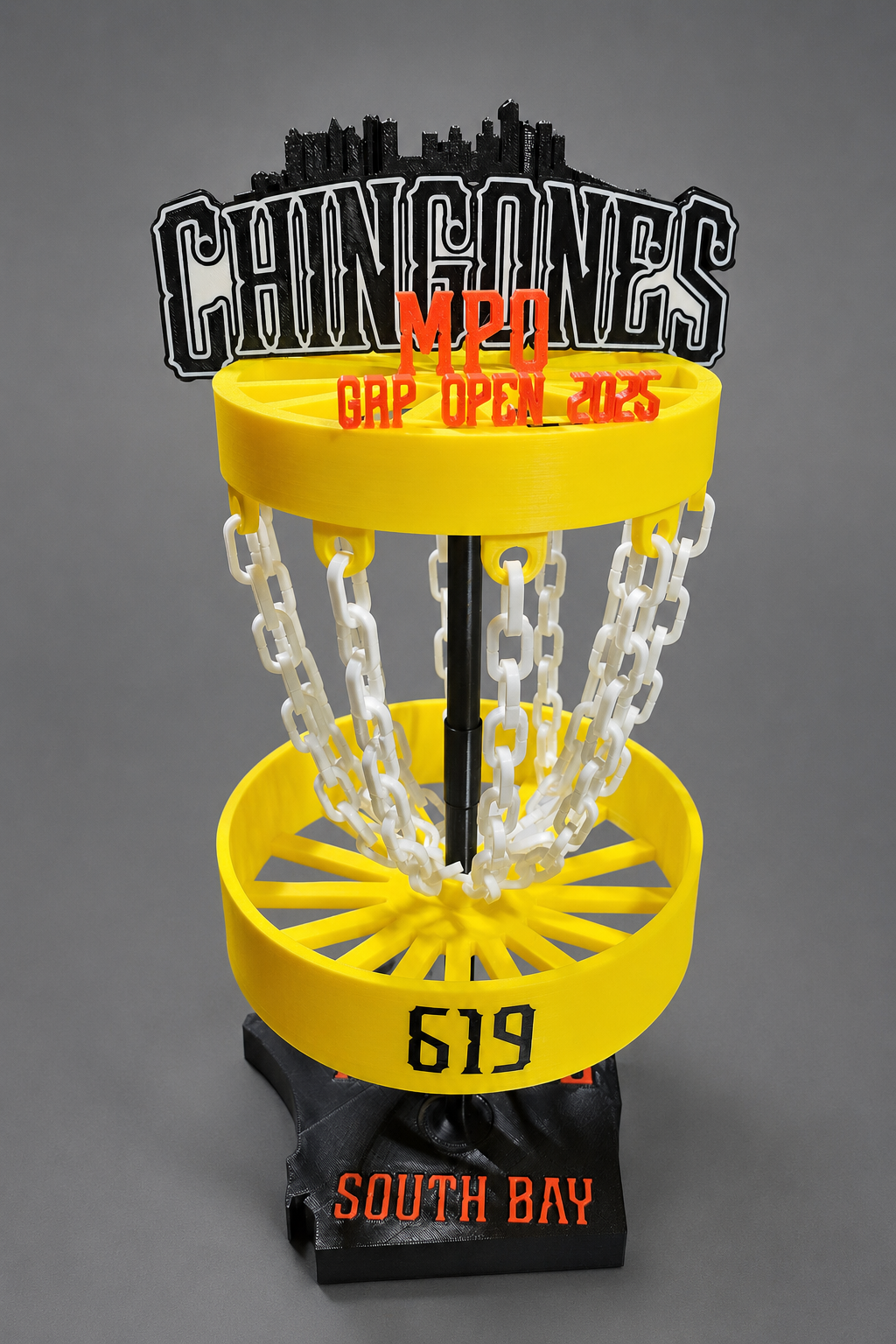 Trofeo personalizado de disc golf impreso en 3D multicolor en PLA, con canasta amarilla, cadenas blancas y base negra