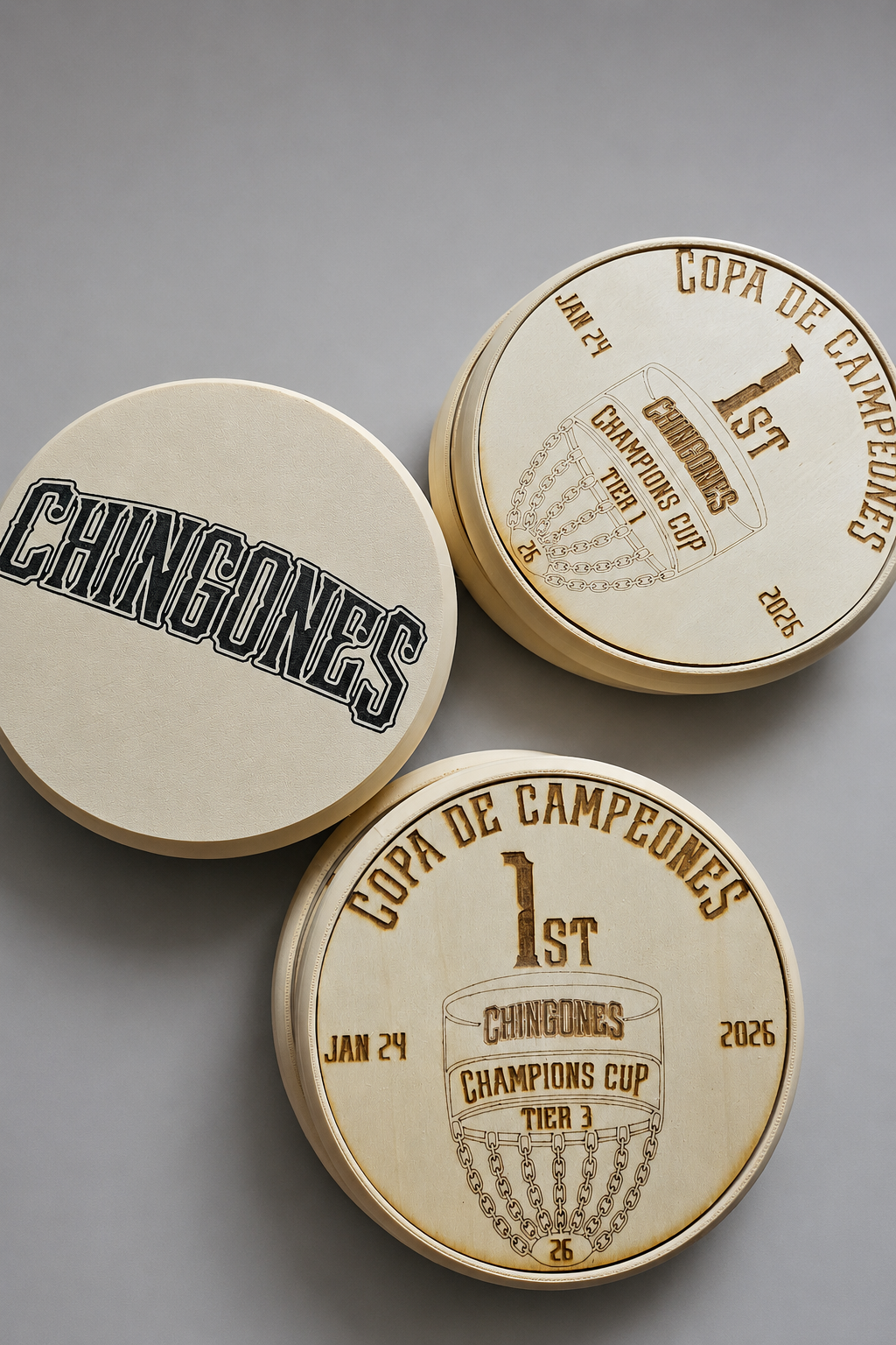 Premios circulares personalizados de madera con grabado láser para torneo de disc golf, combinados con impresión 3D en PETG