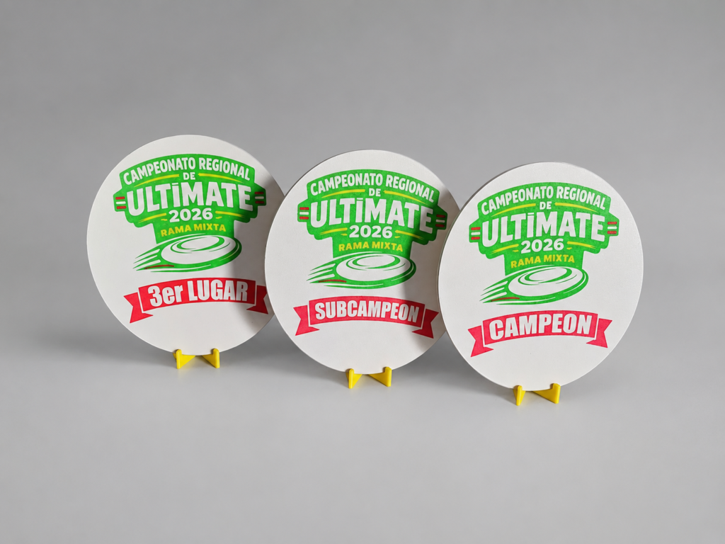 Tres premios circulares impresos en 3D multicolor para el Campeonato Regional de Ultimate 2026.